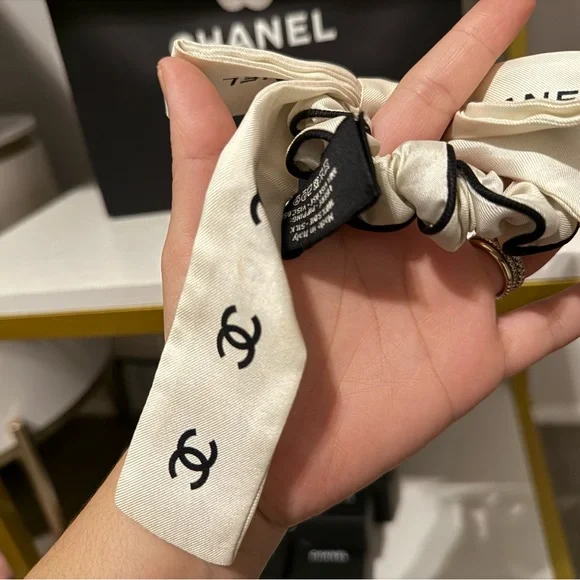 CHANEL HAIR TIE SILK OFF WHITE PREOWNED - Picture 5 of 8